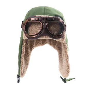 Gros plan détaillé du bonnet aviateur vintage avec lunettes de pilote et doublure en polaire.