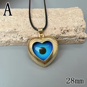 Vista dettagliata della collana con ciondolo cuore malocchio da 28mm blu molto elegante.