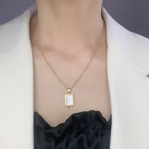 Vue rapprochée et très détaillée du collier cœur sacré en nacre naturelle zircon carré.