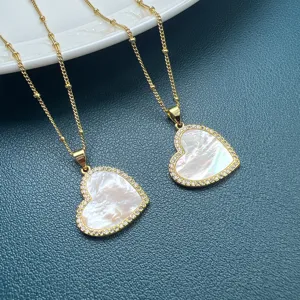Primo piano dettagliato della bellissima collana con ciondolo a cuore in madreperla naturale.