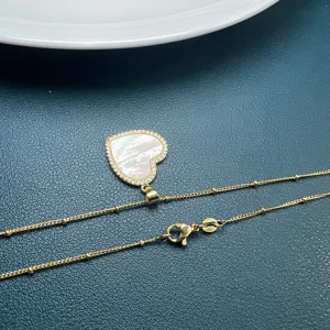 Collana con ciondolo a cuore dorato in madreperla bianca e raffinata catenina oro
