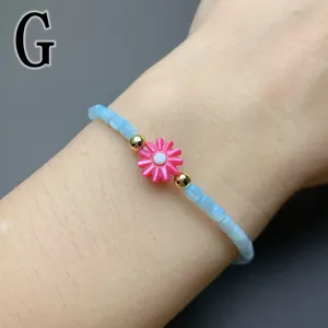 Minimalist shell beaded bracelet with pink daisy flower charm, sweet and fresh style for women.