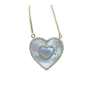 Elegante collana con ciondolo a doppio cuore in madreperla bianca e zirconi lucidi.