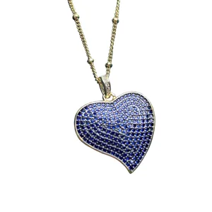 Elegante collana a catena dorata con uno splendido ciondolo a cuore in zircone blu.