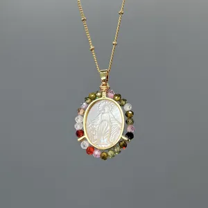 Collana con ciondolo Madonna in madreperla e argento S925 dorato con perline di zirconi colorati.