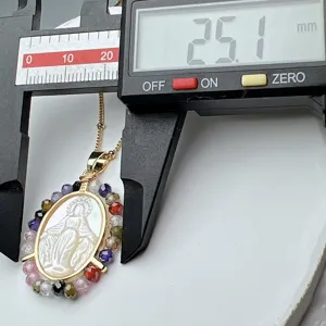 Collana con pendente Madonna in madreperla con perle zirconate colorate e catenina.