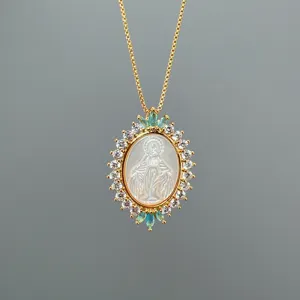 Collar chapado en oro con colgante ovalado de nácar de la Virgen María y circonitas cúbicas.