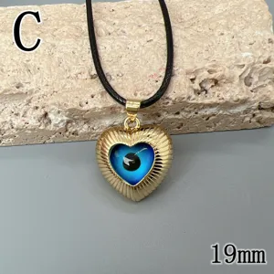 Collana cuore malocchio da donna, ciondolo occhi blu placcato oro con cordino nero.