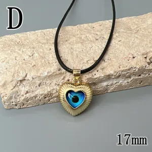 Collana con ciondolo malocchio blu a cuore con cordino nero, dettaglio gioiello moda 17mm.