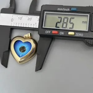 Ciondolo cuore occhio malvagio blu dorato dettaglio con misura precisa di 28,5 mm.