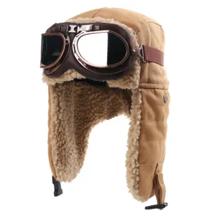 Vue détaillée d'un bonnet d'aviateur vintage marron avec doublure en fausse fourrure.