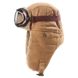 Détail de bonnet aviateur d'hiver rétro, coque en toile marron avec doublure et lunettes.
