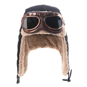 Détail du bonnet aviateur en polaire noire avec lunettes de cuivre, bonnet d'hiver chaud.