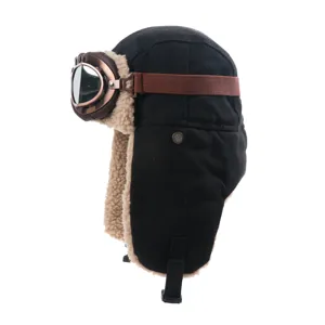Vue latérale détaillée du bonnet aviateur noir avec lunettes rétro et doublure en laine.