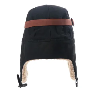 Vue détaillée d'un bonnet trappeur d'hiver noir avec doublure en polaire d'agneau et lanière réglable.