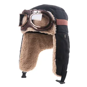 Vue détaillée du bonnet aviateur doublé de polaire avec lunettes rétro et oreillettes.