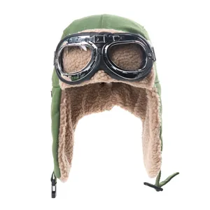 Detailweergave van retro pilotenmuts met bril en teddy voering voor de koude winterdagen.