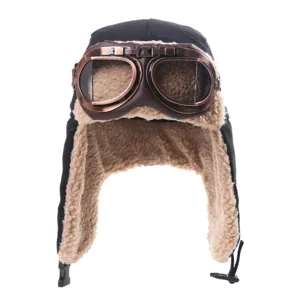 Gros plan detaille du bonnet aviateur retro avec doublure en mouton et lunettes cuivre.