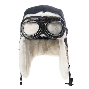 Vista dettagliata del cappello da aviatore invernale con pelliccia ecologica e occhiali.