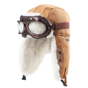 Winter canvas pilotenmuts detail met dikke warme pluche voering en skibril.