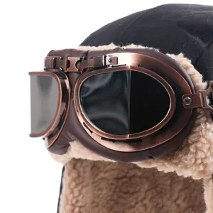 Gros plan sur le bonnet aviateur d'hiver vintage avec lunettes en cuivre et doublure peluche.