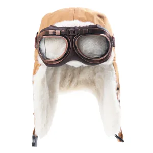 Detailopname van winter canvas pilotenmuts met pluche voering en vintage skibril.