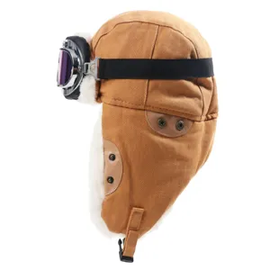 Caldo cappello da aviatore in tela marrone con fodera in peluche e occhiali protettivi.