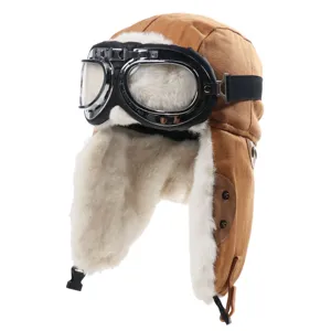 Cappello da aviatore in tela marrone con paraorecchie in peluche e occhiali per l'inverno.