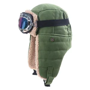 Gedetailleerd uitzicht van groene winter vliegeniersmuts met pluche voering en beschermende bril.