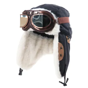 Winter canvas pilotenmuts met beschermende skibril en warme oorkleppen voor buitenactiviteiten.