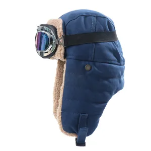 Close-up detail van warme winter aviator hoed met pilotenbril, zachte fleece voering, blauw.