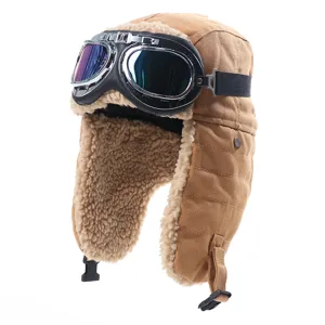 Detailopname van retro pilotenmuts met zachte fleece voering en winddichte beschermende brillen.