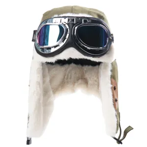 Dettaglio cappello aviatore invernale caldo, tela verde pelliccia bianca paraorecchie