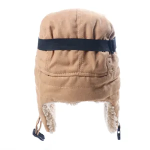 Gedetailleerd overzicht van winter pilotenmuts met fleece voering en zwarte band voor kou.