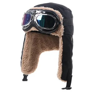 Detailopname van de zwarte winter vliegersmuts met coole skibril en zachte voering.