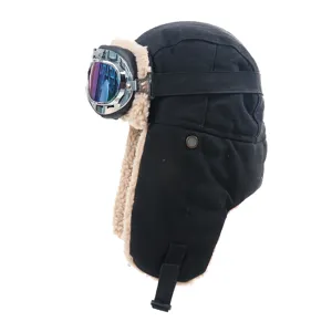 Winter aviateur muts met bril, zwarte fleece gevoerde bombermuts voor buitensporten.