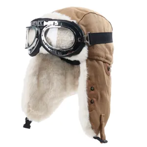 Vista dettagliata cappello aviatore invernale con occhiali, tela spessa e paraorecchie morbidi.