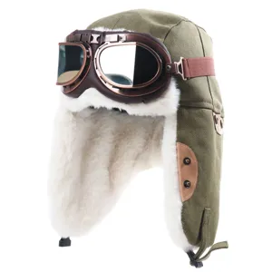Detail van de winterse winddichte pilotenmuts met dikke pluche voering en retro vliegersbril.