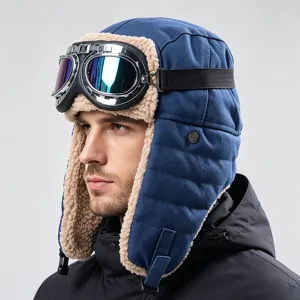 Retro winter aviateur muts met een bril en fleece oorkleppen voor heren dames buiten fietsen.