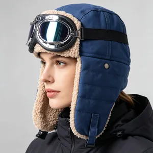 Close-up detail van de winter aviateur muts met lamsvacht en skibril voor koude dagen.