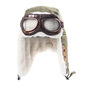 Close-up van de gevoerde winter pilotenmuts met skibril, toont dikke warme stof en fijne details.