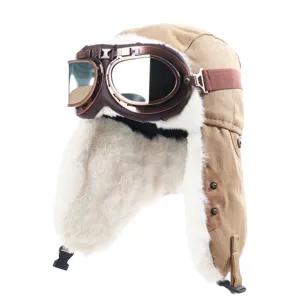 Detail van de warme winter canvas pilotenmuts met skibril en pluche imitatiebont, winddicht.