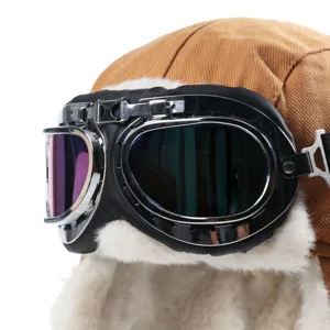 Primo piano dettagliato del cappello da aviatore invernale con occhiali e morbido peluche.