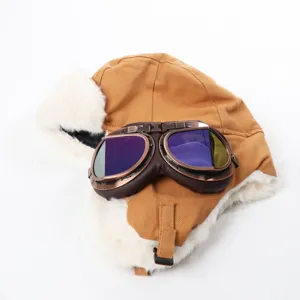 Close-up detail van winter bruine canvas ushanka muts met warme pluche voering en vintage skibril.