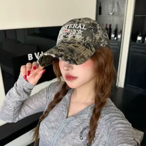 Vintage camouflage baseball cap me kéntima asterión kai styl streetwear monderno.
