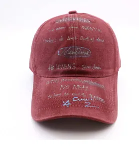 Gewaschene rote Baseballkappe Detail, Vintage Streetwear Graffiti Stickerei, gebogener Schirm.