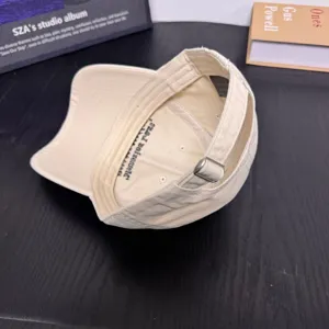 Gorra de béisbol beige para mujer, ajuste profundo para cabeza grande, visera ancha casual.