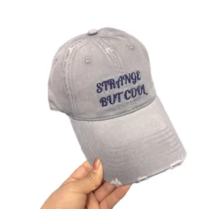 Gorra de béisbol gris lavada clásica con bordado azul para mujeres y uso diario.