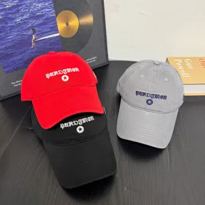 Vista detallada de elegantes gorras de béisbol en rojo, negro y gris con bordado suave.