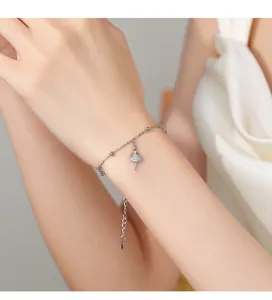 Gros plan détaillé du bracelet ballets en argent et cristal, pendentif zircon scintillant.